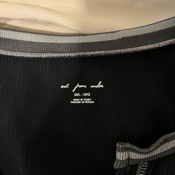 A black cropped t-shirt - Picture 4 of 6